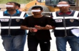 CEZAEVİNE ELİNDE KOLAYLA GİTTİ