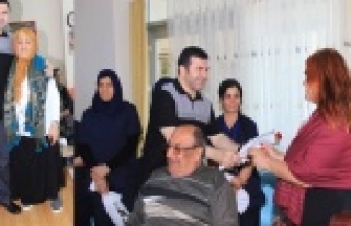 HUZUREVİNDE ANNELER GÜNÜ COŞKUSU