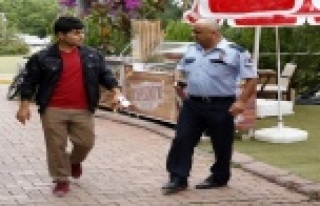 ŞÜPHELİ ÇÖP İNCELEMESİ YAPAN POLİSE BIÇAKLI...