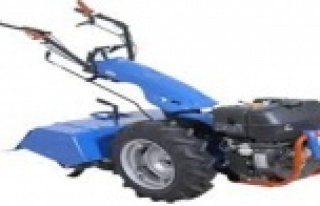 AYAĞINI ÇAPA MOTORUNA KAPTIRDI