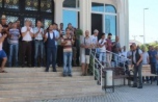 KEPENKLERİ KAPATIP TURİST DUASINA ÇIKTILAR