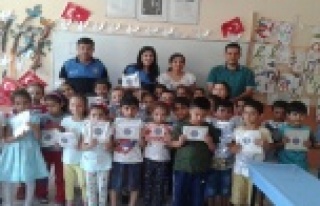 POLİSTEN ÖĞRENCİLERE KARNE HEDİYESİ