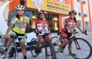 ŞAMPİYON KIZLARA COŞKULU KARŞILAMA