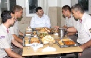 TANRISEVEN ORUCUNU ASKERLERLE AÇTI