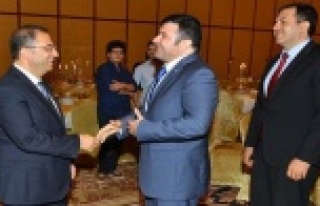 VALİNİN VEDA YEMEĞİNE KATILDI