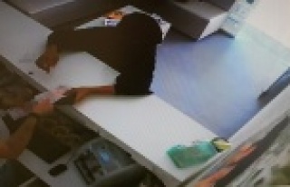 YAKALANINCA ÇIRILÇIPLAK SOYUNUP KAÇTI