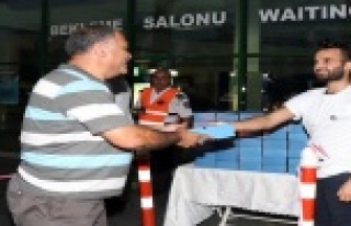 YOLCULARI İFTARLIK KUMANYA İLE KARŞILIYOR