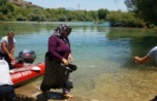 ANNE VE OĞLU IRMAKTA MAHSUR KALDI