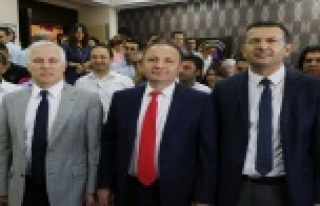 AÜ'DE PROF.DR.İBRAHİM DEMİR İPİ GÖĞÜSLEDİ