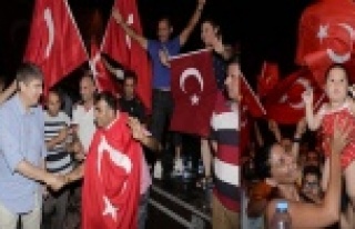 AYYILDIZLI DEMOKRASİ NÖBETİ COŞKUSU