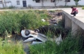 BOĞULMAKTAN KURTULDU ARACINI SEYRETTİ