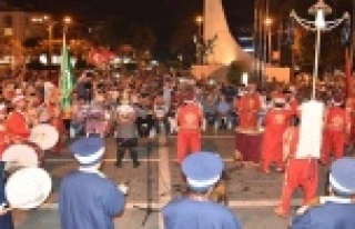 DEMOKRASİ NÖBETİNE MEHTERENLİ DESTEK