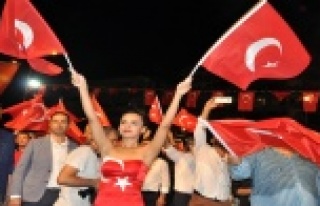 DEMOKRASİ NÖBETİNE SANATÇILARDAN TAM DESTEK