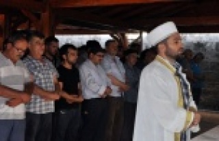 ŞEHİTLER İÇİN GIYABİ CENAZE NAMAZI KILINDI