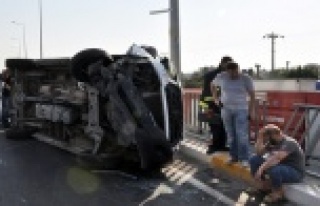 SEYİR HALİNDEKİ ARAÇ YAN YATTI: 1 YARALI VAR