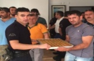 ŞİMŞEKLERDEN POLİSE BAKLAVALI ZİYARET