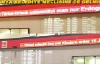 AHLAKSIZ AFİŞLERİ ÇAVUŞOĞLU KALDIRTTI