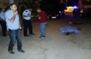 BOŞANDIĞI EŞİNİ BIÇAKLAYARAK ÖLDÜRDÜ