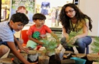 ÇOCUKLAR DEEPO'DA FİDAN DİKİYOR