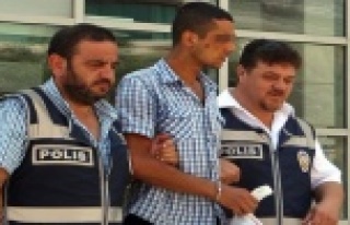 KADIN TURİSTİN ÇANTASINI KAPTI AMA KAÇAMADI