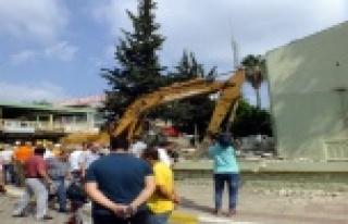 MERKEZDEKİ ASKERİ BİNALARA İLK YIKIM ANTALYA'DAN