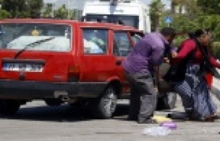 YOL ORTASINDA KARISINI DÖVDÜ