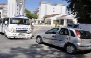 YOLCU MİNİBÜSÜ OTOMOBİLE ÇARPTI: 5 YARALI VAR