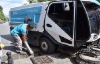 Alanya genelinde yağmur suyu mazgalları temizleniyor