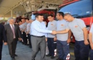 Kahramanların gününü kutladı