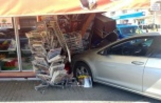 OTOMOBİL MARKETE GİRDİ: 1 YARALI VAR