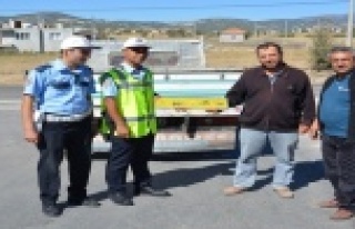 Polis, reflektör dağıttı