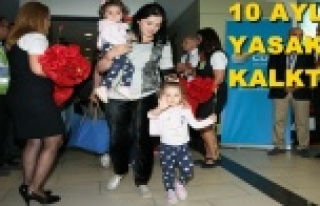 RUSLAR ÇİÇEKLERLE KARŞILANDI