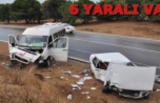 Turistleri taşıyan midibüs otomobille çarpıştı