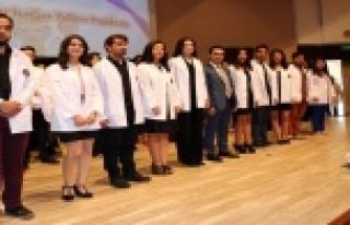 AÜ’de beyaz önlük sevinci