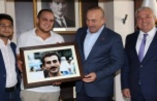 Çavuşoğlu'nu duygulandıran hediye