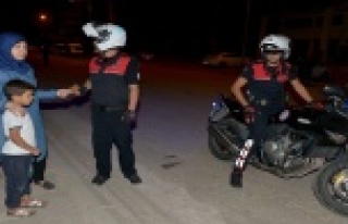 İçinde para bulunan cüzdanı polise teslim etti