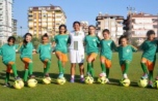 Kızlar sahaya iniyor