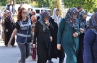 Komşuda 20 kadına FETÖ/PYD gözaltısı