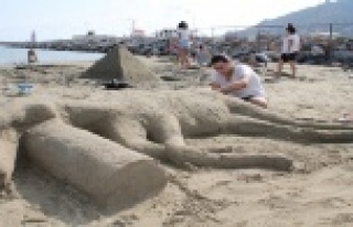 Kumdan heykel yarışması yapıldı