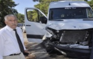 Otomobil ile tur minibüsü çarpıştı: 2 yaralı