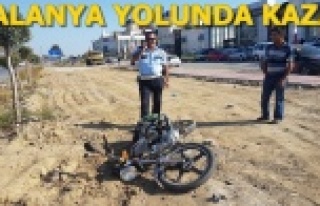 Otomobil motosiklete çarpıp kaçtı: 2 yaralı