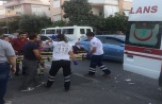 Otomobille motosikletin çarpışması kameralara...