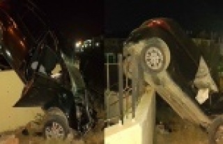 Takla atan otomobil, duvarda asılı kaldı