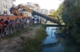 Virajı alamayan otomobil sulama kanalına uçtu