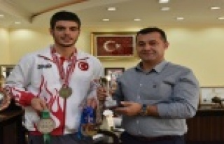 Yücel, milli boksörü tebrik etti