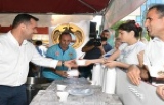 Yücel vatandaşlara aşure ikram etti