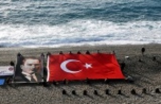 Atatürk deniz üzerine açılan dev bayrakla anıldı