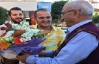 Baba Çavuşoğlu'na çiçekli karşılama