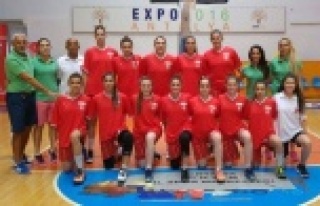 Kızlarımız galibiyetle başladı