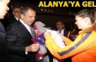 Lavrov'a çiçekli karşılama